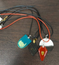 آویز با بند چرمی