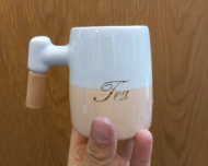 ماگ دورنگ لاستر طلا دسته چوبی