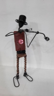 مجسمه فلزی نوازنده ویولن