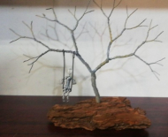 درخت با آدمک کوچک