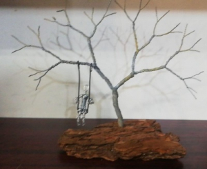 درخت با آدمک کوچک