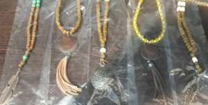 گردنبند چوبی داخل نایلون