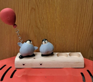 گلدان جفتی پنگوئن دو عددی کوچک با یک بادکنک قلبی سه کاج e18