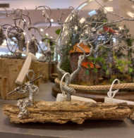 درخت پیچی کوچک با آدمک