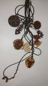 گردنبند چوبی با بند دستباف