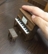 هولدر پیانو نیمکت دار