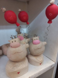 مجسمه گاو مهربان دست باز تک با بادکنک و موش روی پایه j29