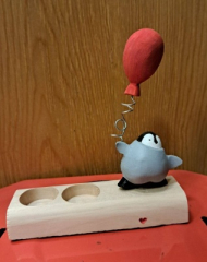 گلدان جفتی پنگوئن تک کوچک با یک بادکنک قلبی سه کاج e18