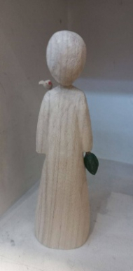 مجسمه ناهید با پرنده روی شانه j20