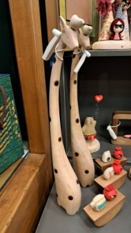 مجسمه زرافه بلند با جوجه سه کاج i5