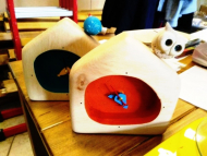 ساعت ساده رنگی با پرنده روی بام