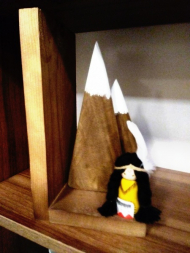 نگهدارنده کتاب چوبی کوهستان جفتی با سرخ پوست