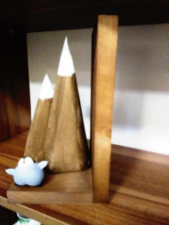 نگهدارنده کتاب چوبی کوهستان جفتی با بچه پنگوئن