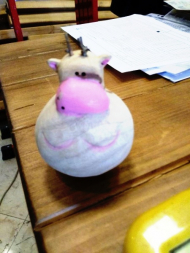 مجسمه گاو مهربان با دسته گل